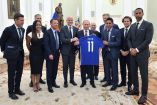 El holandés Van Basten, el alemán Mattäus, el uruguayo Forlán, entre las leyendas que se reunieron con Putin (Reuters)