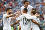 Raphael Varane y Antoine Griezmann, los autores de los goles con los que Francia eliminó a Uruguay (Fotos: Reuters)