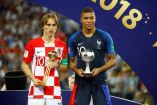 Modric ganó el Balón de Oro del torneo, mientras Mbappé fue distinguido como el mejor jugador joven de la competencia. (Reuters)