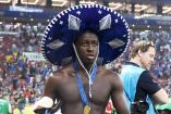 Benjamyn Mendy con el sombrero de Charro que intercambió con el mexicano Juan Pablo Abraham tras ganar la Copa del Mundo de Rusia 2018 (Foto: @abraham_juanp)