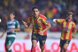 Diego Valdés celebra el segundo de los tres goles con los que los Monarcas se impusieron 3-1 al actual campeón del futbol mexicano (Mexsport)