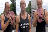 Youtuber come carne cruda en medio de festival vegano