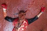Este año la Tomatina machaca a la violencia machista
