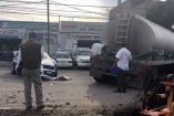 Pipa se queda sin frenos y se lleva once autos en Querétaro