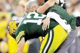 Aaron Rodgers abandonó por algunos minutos el partido ante Chicago. Foto: AP