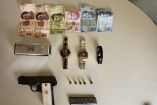 A los acusados se le aseguró un arma de fuego calibre .32 con un cargador y 5 cartuchos útiles, relojes y dinero en efectivo. Foto: Especial