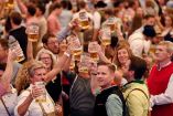 Fluyen ríos de cerveza en Alemania con el inicio del Oktoberfest
