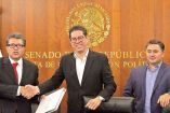 El senador Ricardo Monreal recibió el texto del nuevo pacto de manos de Juan Carlos Baker.   Foto: David Hernández