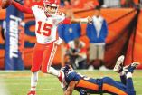 Mahomes sigue con su gran comienzo de campaña con los Jefes al llevarse la victoria del campo de Denver. Foto: AP
