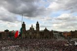 Los participantes en la marcha conmemorativa de 50 años de los hechos del 2 de octubre de 1968 guardaron en el Zócalo capitalino un minuto de silencio en memoria de los caídos – Foto: Notimex