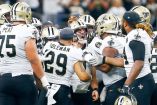 El juego se detuvo después de que Drew Brees rompió la marca de yardas por pase de Peyton Manning para que festejara su logro (AP)