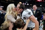 Drew Brees dedicó uno más de sus logros a su familia, que lo esperaba en las laterales (AP)