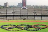 Los aros olímpicos lucieron en la cancha del Estadio de Ciudad Universitaria, donde Enriqueta Basilio recibió, como hace 50 años, el pebetero de México 68 tras su recorrido por las calles de la CDMX. Fotos: Luis Enrique Olivares y Eduardo Jiménez