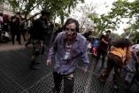 Cientos de zombis invaden las calles de Santiago de Chile