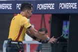 El árbitro escobedo revisó en al menos tres ocasiones el monitor para juzgar una jugada dudosa (Mexsport)