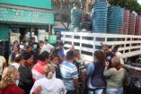 Largas filas en negocios que venden tambos para almacenar agua