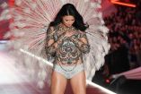 Adriana Lima hizo una reverencia con las manos sobre su corazón. (AP)