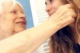 Abuelita con Alzheimer toca a su nieta para 'no olvidarla'