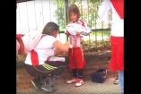 Al más puro estilo de los 'hombres bomba', la aficionada de River Plate coloca pirotecnia en la cintura de su hija (Captura de pantalla)