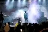 Instante en que una ola del tsunami arrasa con concierto al aire libre en Indonesia