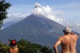 Otro volcán se agita en Indonesia; van 431 muertos tras tsunami