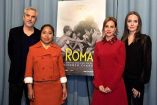 Protagonistas y director de 'Roma' posan con Angelina Jolie
