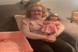Abuelita recibe muñeca que deseó por más de 70 años