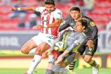 Herrera intenta para el Necaxa / Foto: Mexsport