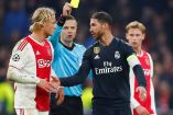 En el minuto 89, instantes después de que Marco Asensio marcase el tanto del triunfo del Real Madrid (1-2), Ramos cometió una falta clara sobre Dolberg que fue castigada con cartulina por el colegiado esloveno Damir Skomina (Fotos: EFE)