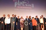 Mucha gente en el estrado celebrando que Riviera Maya será de nuevo sede de la gala de Premios PLATINO del Cine Iberoamericano