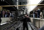 La tragedia se produjo luego del choque de una locomotora contra el amortiguador del final de vía en la estación de ferrocarril Ramsés de El Cairo; también reportan 40 heridos / Foto: AP