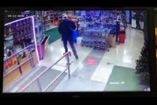 Ladrón inresa armado al supermercado y no se quita ni el casco de la moto