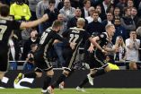 Donny van de Beek celebra el tanto de la victoria del Ajax. (EFE)