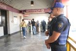 Policías fueron desplazados en los pasillos de correspondencia, pasarelas y andenes. Foto: Cortesía