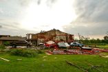 Sigue mal tiempo en EU; tornados arrasan en Kansas