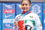 Mariana Díaz muestra orgullosa su medalla lograda en los Centroamericanos (Foto: Cortesía)