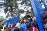Los encapuchados permitieron el acceso a la Facultad de Ciencias Políticas y Sociales de la UNAM. foto. Vía @MikePenaflor