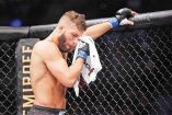 15 segundos duró el combate estelar antes de ser cancelado ante la queja del estadunidense Stephens de un piquete de ojos / Fotos: Notimex
