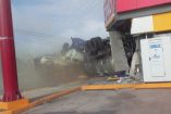 Pipa con ácido nítrico se estrella contra autos y Oxxo 