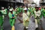 Los trabajadores, además de barrer, utilizan máquinas con presión de agua y espuma para ejecutar los trabajos. Foto: Captura de pantalla