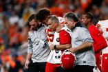 Patrick Mahomes sufrió una lesión en la rodilla derecha en un acarreo cerca de la zona de anotación. (Reuters)