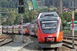Por no tener boleto, pasajero es obligado a saltar de tren en movimiento