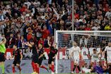 Sevilla y Atlético de Madrid llegaron a 21 puntos cada uno, por 22 del Barcelona (Fotos: Reuters)