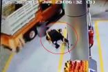 El empleado fue embestido por una camioneta de carga. Foto: Captura del video