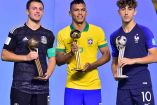 Pizzuto luce su galardón junto a Veron y Aouchiche. (Mexsport)