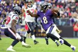 Lamar Jackson lanzó cuatro pases de anotación, acumuló 222 yardas por aire y 86 yardas por tierra. (Reuters)