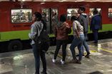 Molesta a usuarios del Metro afectaciones por desfile y manifestación 