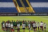 Jugadores de River Plate de Argentina escuchan al entrenador Marcelo Gallardo durante un entrenamiento en el estadio de Alianza Lima en Lima (AP)