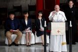 El Papa expresa recelo hacia energía nuclear y conforta a víctimas en Japón