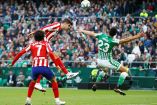 En duelo de mexicanos, Atlético vence al Betis 